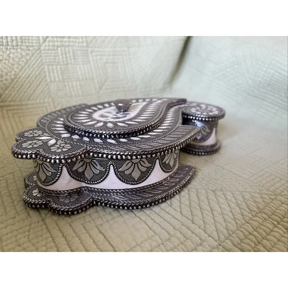 Vintage Silver Tone Paisley Trinket Jewelry Box Divided w/Lid Intricate 8.25